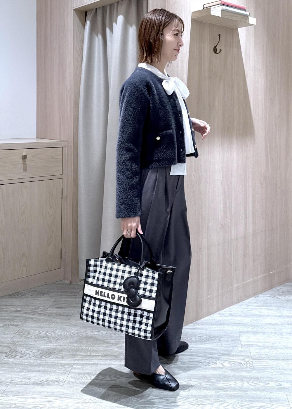 ブルー系のカーディガン/ボレロ、グレー系のその他パンツ、ホワイト系のシャツ/ブラウスを着用したレディースの冬コーディネートの2枚目の写真