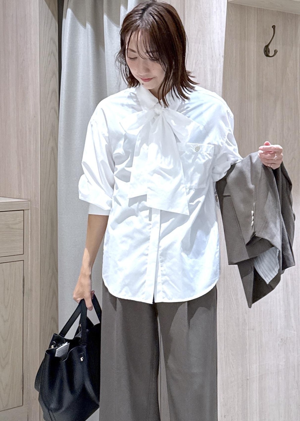 ブラック系のパンプス、ホワイト系のシャツ/ブラウス、グリーン系のその他パンツを着用したレディースの秋コーディネートの6枚目の写真