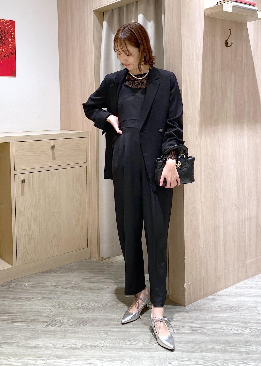 ブラック系のテーラードジャケット、シルバー系のパンプス、ブラック系のTシャツ/カットソーを着用したレディースの冬コーディネートの5枚目の写真