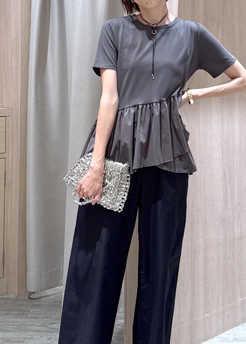 レッド系のサンダル、グレー系のTシャツ/カットソー、ブラック系のその他パンツを着用したレディースの夏コーディネートの6枚目の写真