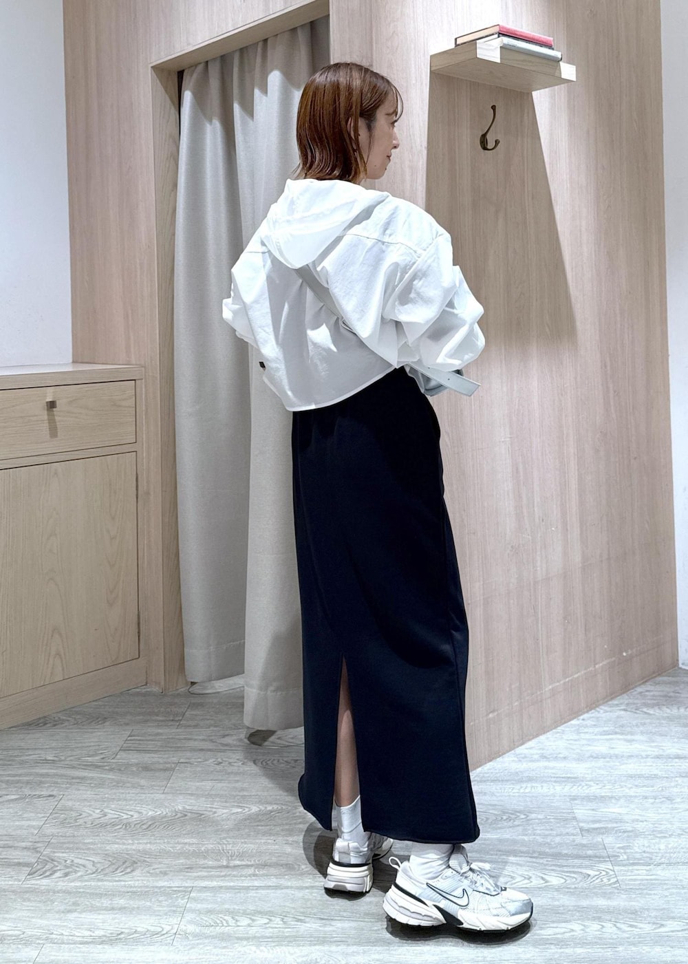 シルバー系のショルダーバッグ、ブラック系のスカート、グレー系のTシャツ/カットソーを着用したレディースの秋コーディネートの4枚目の写真