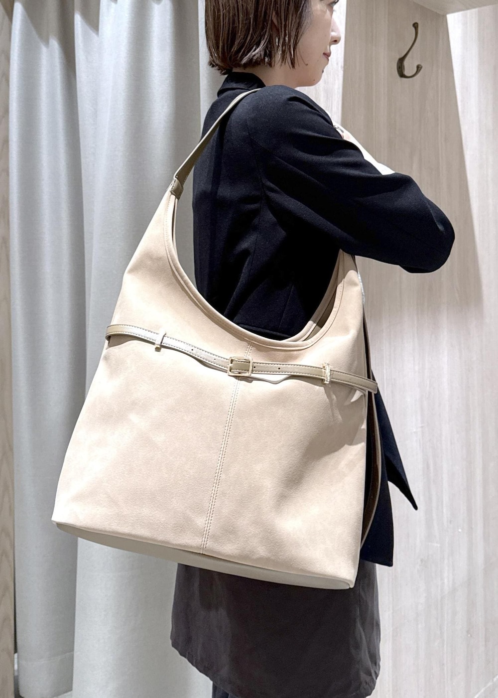 シルバー系のパンプス、ベージュ系のショルダーバッグ、ブラック系のテーラードジャケットを着用したレディースの秋コーディネートの9枚目の写真