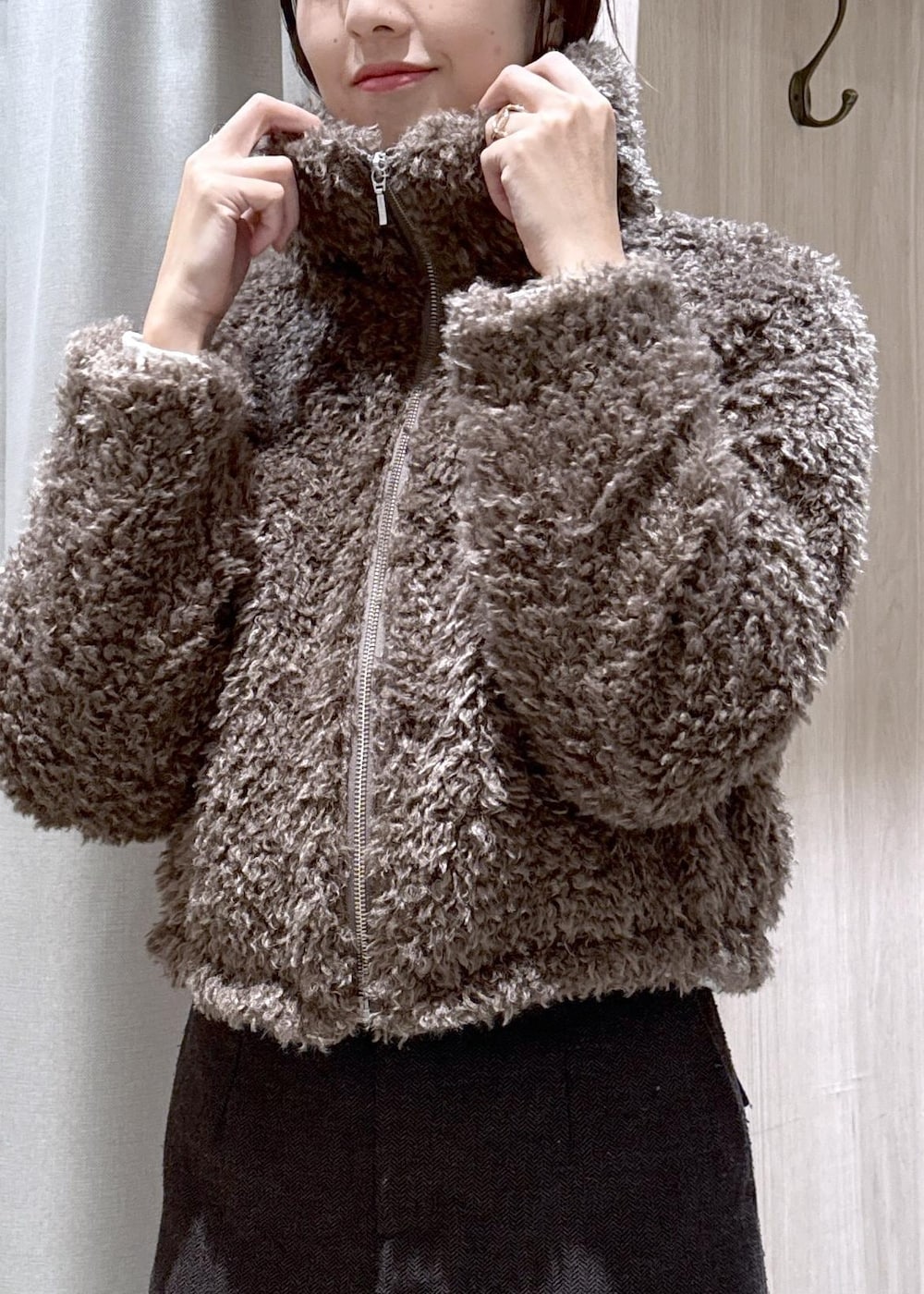 ブラウン系のスカート、ブラウン系のブルゾン、ホワイト系のスウェットを着用したレディースの秋コーディネートの8枚目の写真