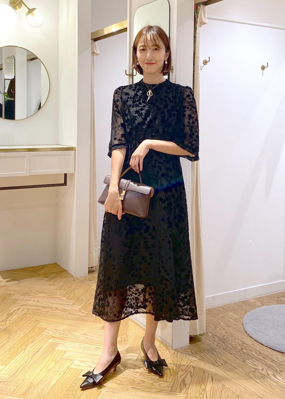 「ワンピースコーデ、お呼ばれ、結婚式、初秋コーデ、セレモニーコーデ、卒業式コーデ、卒園式コーデ、入学式コーデ、入園式コーデ、女子会コーデ、フェミニンコーデ、きれいめコーデ、VIS、ナチュラル、ブルべ夏」｜「VISのビジュー×淡水パールイヤリング（イヤリング、ゴールド系）」を使った、eric08さん（レディース・166cm）の秋コーディネートの9枚目の写真
