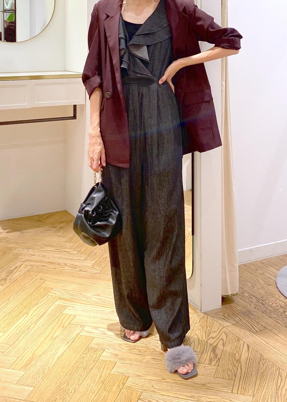 ブラック系のキャミソール、ブラック系のハンドバッグ、グレー系のドレスシューズを着用したレディースの夏コーディネートの8枚目の写真