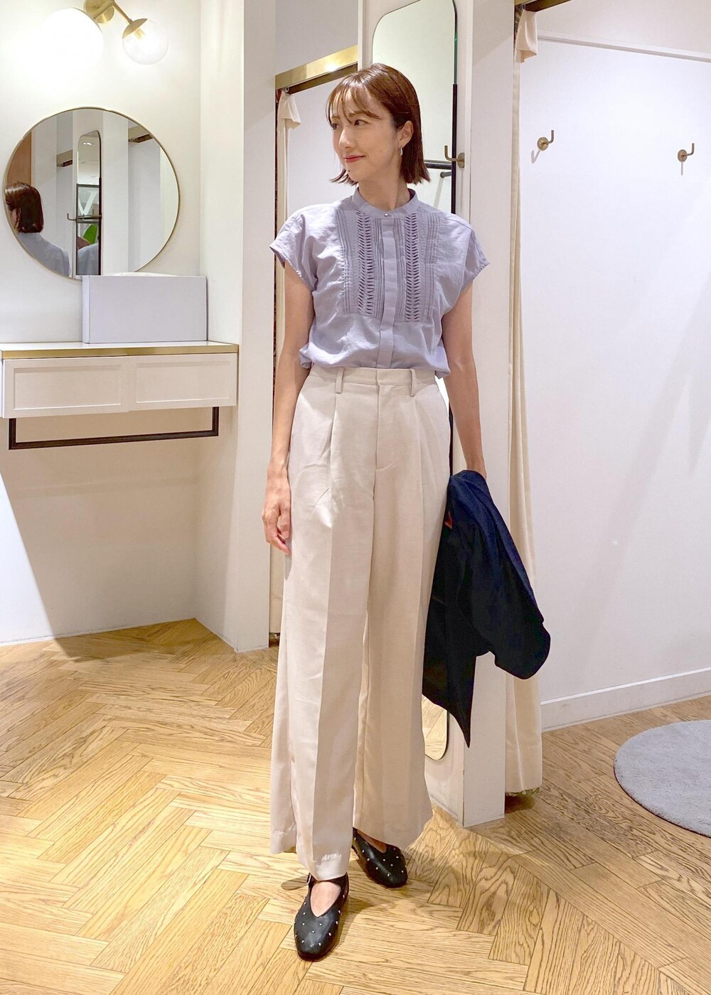 ブルー系のテーラードジャケット、ブルー系のシャツ/ブラウス、ホワイト系のスラックスを着用したレディースの夏コーディネートの7枚目の写真