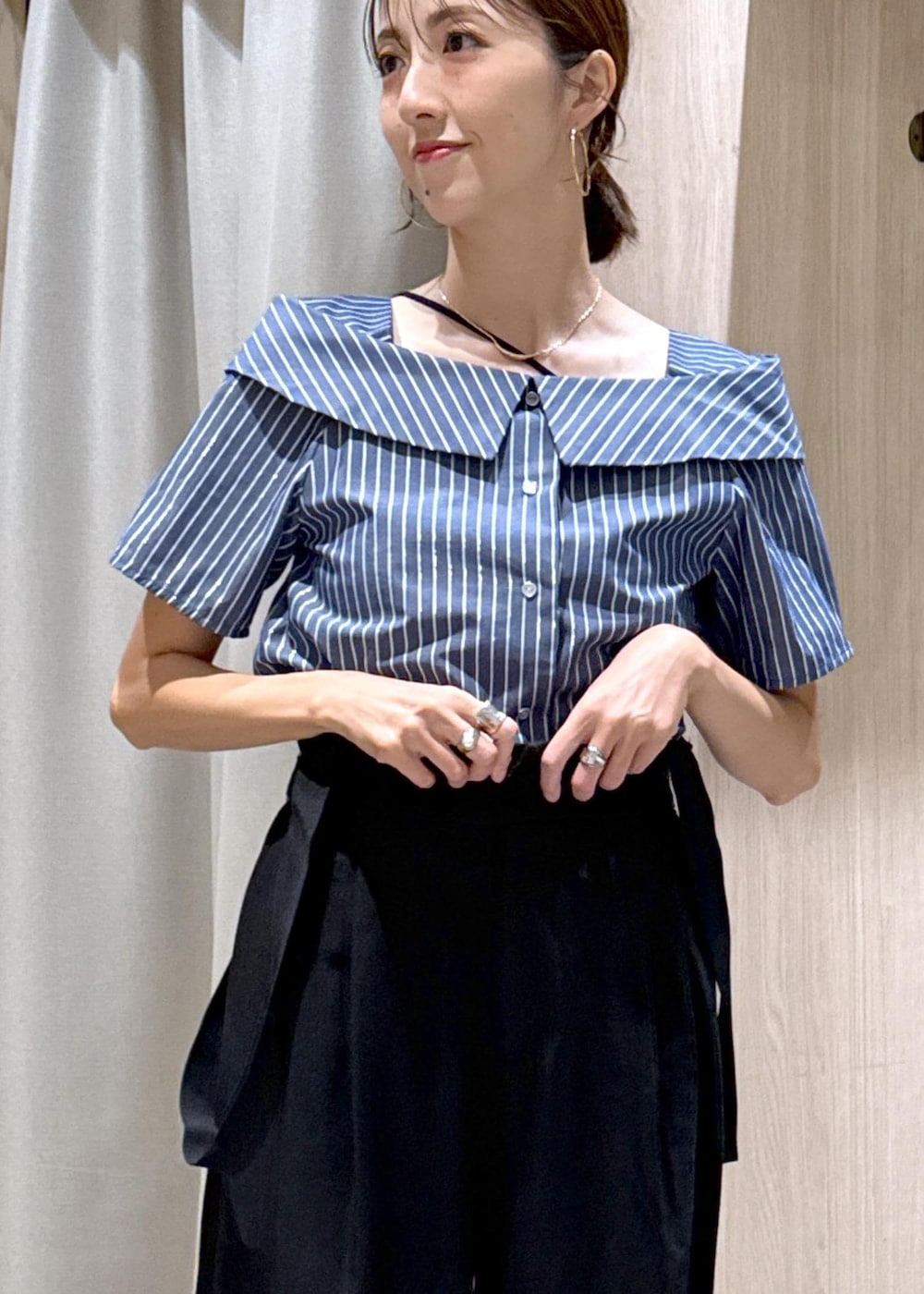 ブラック系のキャミソール、ブラック系のショルダーバッグ、ブルー系のシャツ/ブラウスを着用したレディースの夏コーディネートの7枚目の写真