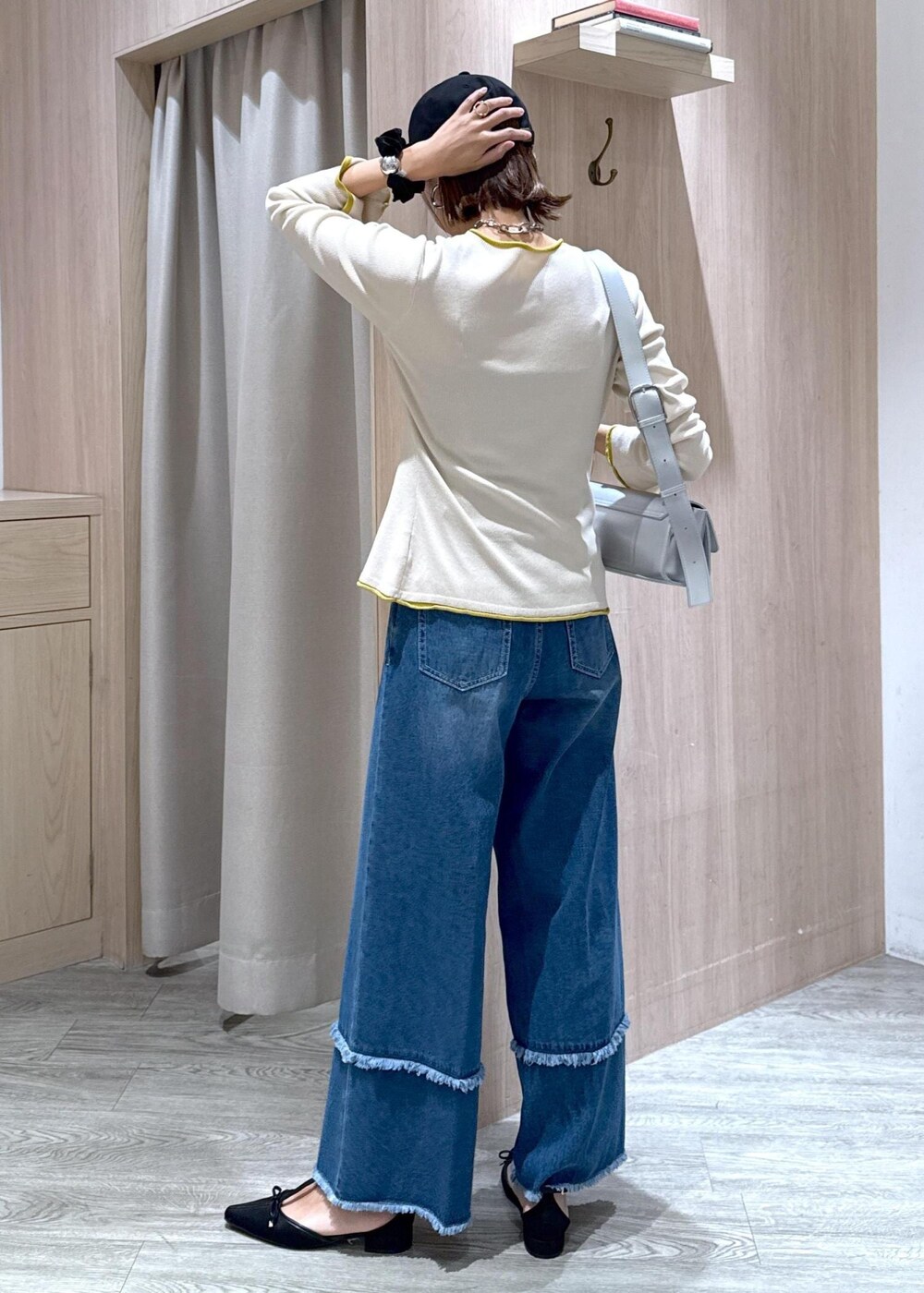 ブラック系のキャミソール、シルバー系のショルダーバッグ、ブラック系のパンプスを着用したレディースの秋コーディネートの2枚目の写真