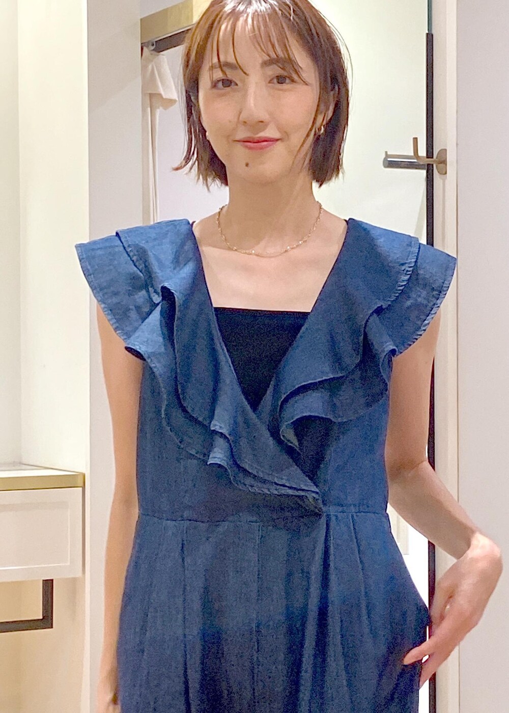 「楽ちん、サロペット、夏コーデ、デートコーデ、お出かけコーデ、旅行コーデ、フェスコーデ、推し活コーデ、女子会コーデ、大人カジュアル、体型カバー、カジュアルコーデ、シンプルコーデ、ベーシック、VIS」｜「VISのデザインチェーンチョーカーネックレス（ネックレス、ゴールド系）」を使った、eric08さん（レディース・166cm）の夏コーディネートの7枚目の写真