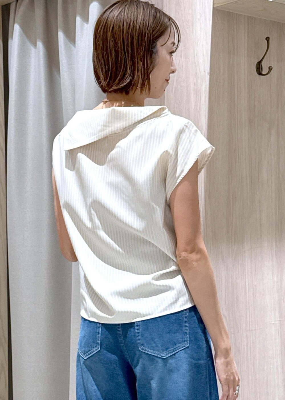 ベージュ系のキャミソール、ベージュ系のシャツ/ブラウス、ブルー系のデニムパンツを着用したレディースの夏コーディネートの8枚目の写真