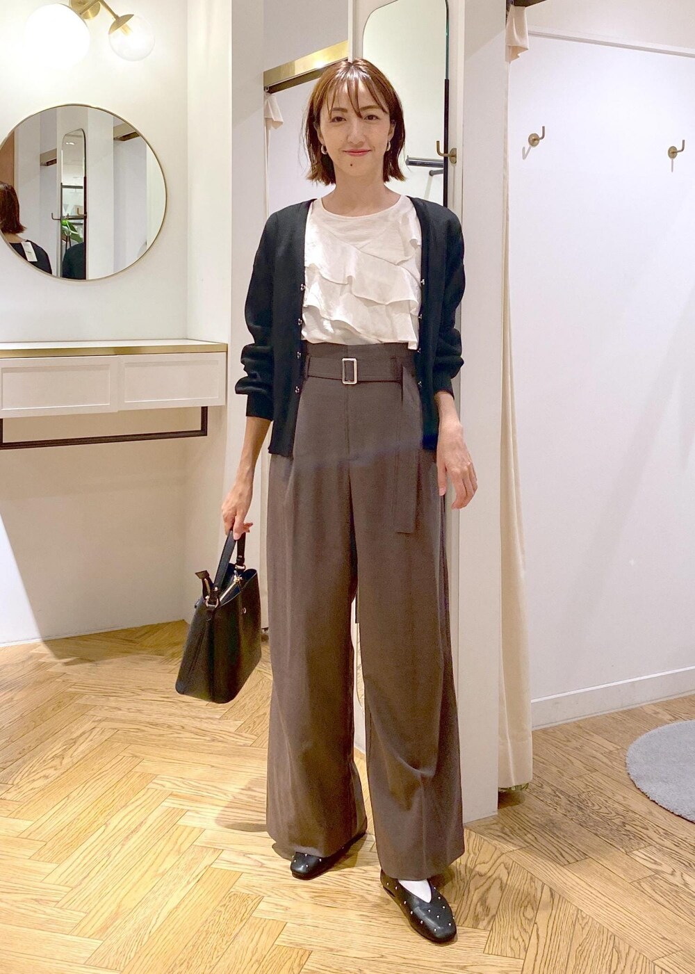 ホワイト系のシャツ/ブラウス、ブラック系のバレエシューズ、ブラック系のカーディガン/ボレロを着用したレディースの秋コーディネートの7枚目の写真