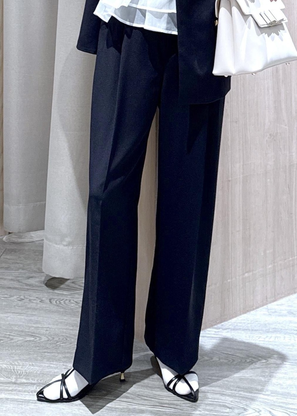 ブルー系のテーラードジャケット、ブルー系のその他パンツ、ホワイト系のハンドバッグを着用したレディースの冬コーディネートの9枚目の写真