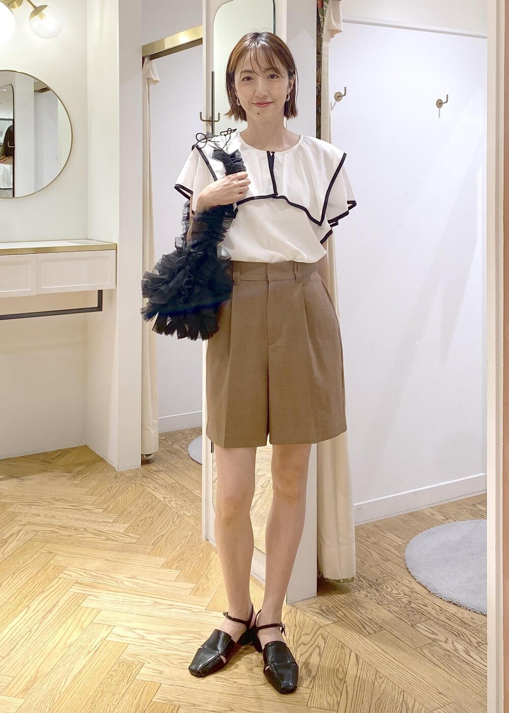 ブラック系のサンダル、ブラック系のショルダーバッグ、ブラウン系のその他パンツを着用したレディースの夏コーディネートの2枚目の写真