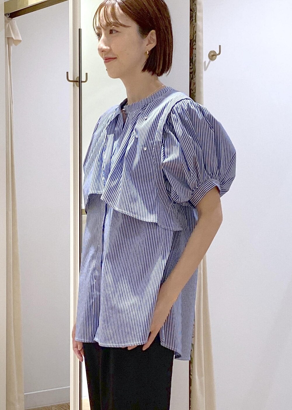 ブラック系のキャミソール、ブラック系のショルダーバッグ、ブラック系のサンダルを着用したレディースの夏コーディネートの5枚目の写真