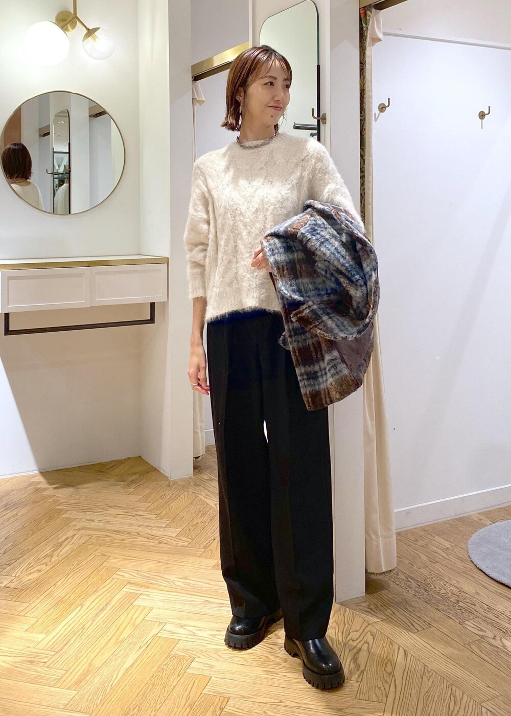 「大人シンプル、キレイめシンプル、キレイめカジュアル、高身長コーディネート、ニットコーデ、白ニット、お出かけ、ママコーデ、シンプルカジュアル、アウター、コート、羽織り、初冬コーデ、冬コーデ、デートコーデ」｜「VISのチェーン付きワンハンドルバッグ（ハンドバッグ、ブラック系）」を使った、eric08さん（レディース・166cm）の秋コーディネートの9枚目の写真