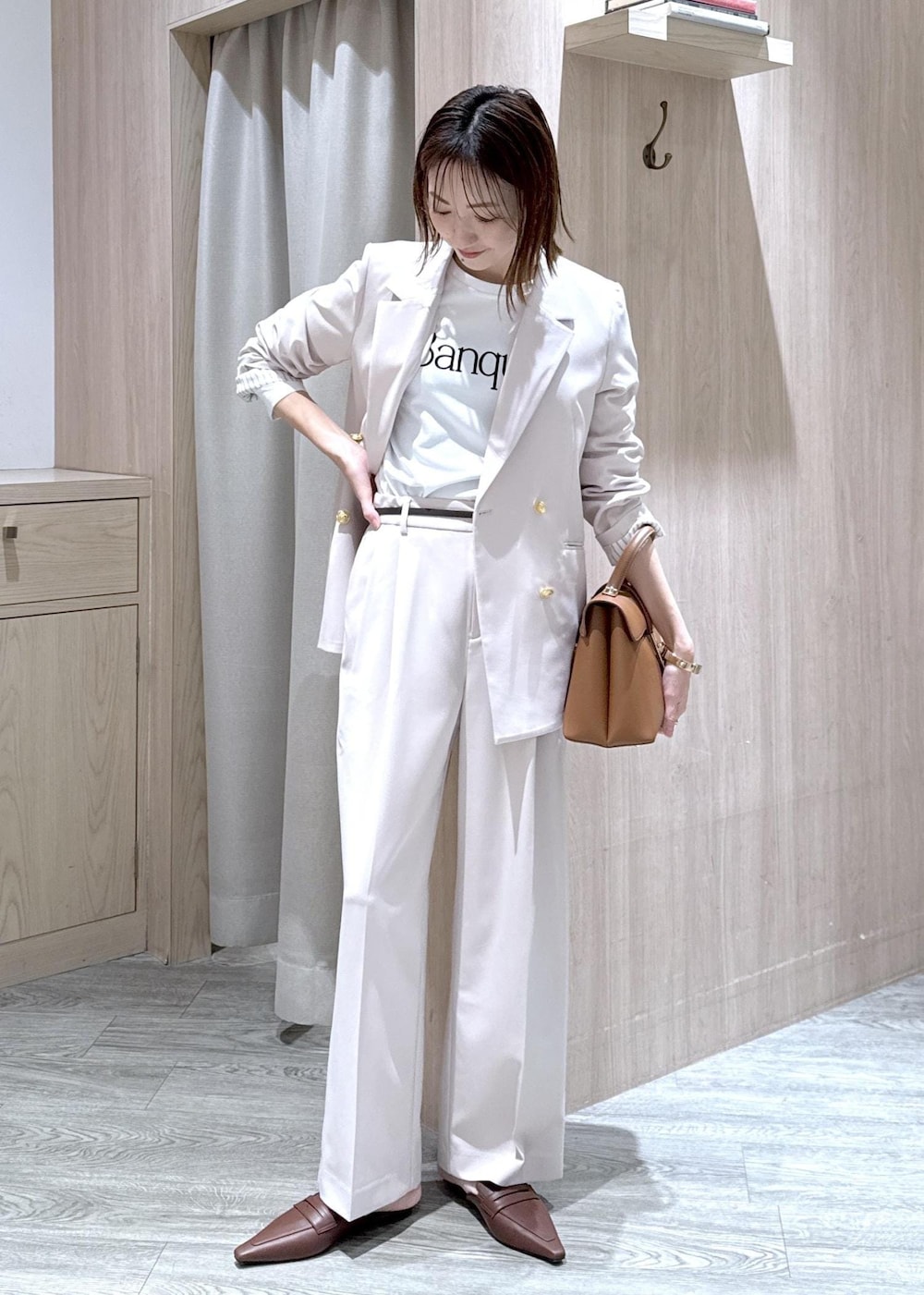 ホワイト系のTシャツ/カットソー、ベージュ系のテーラードジャケット、ベージュ系のその他パンツを着用したレディースの冬コーディネートの2枚目の写真