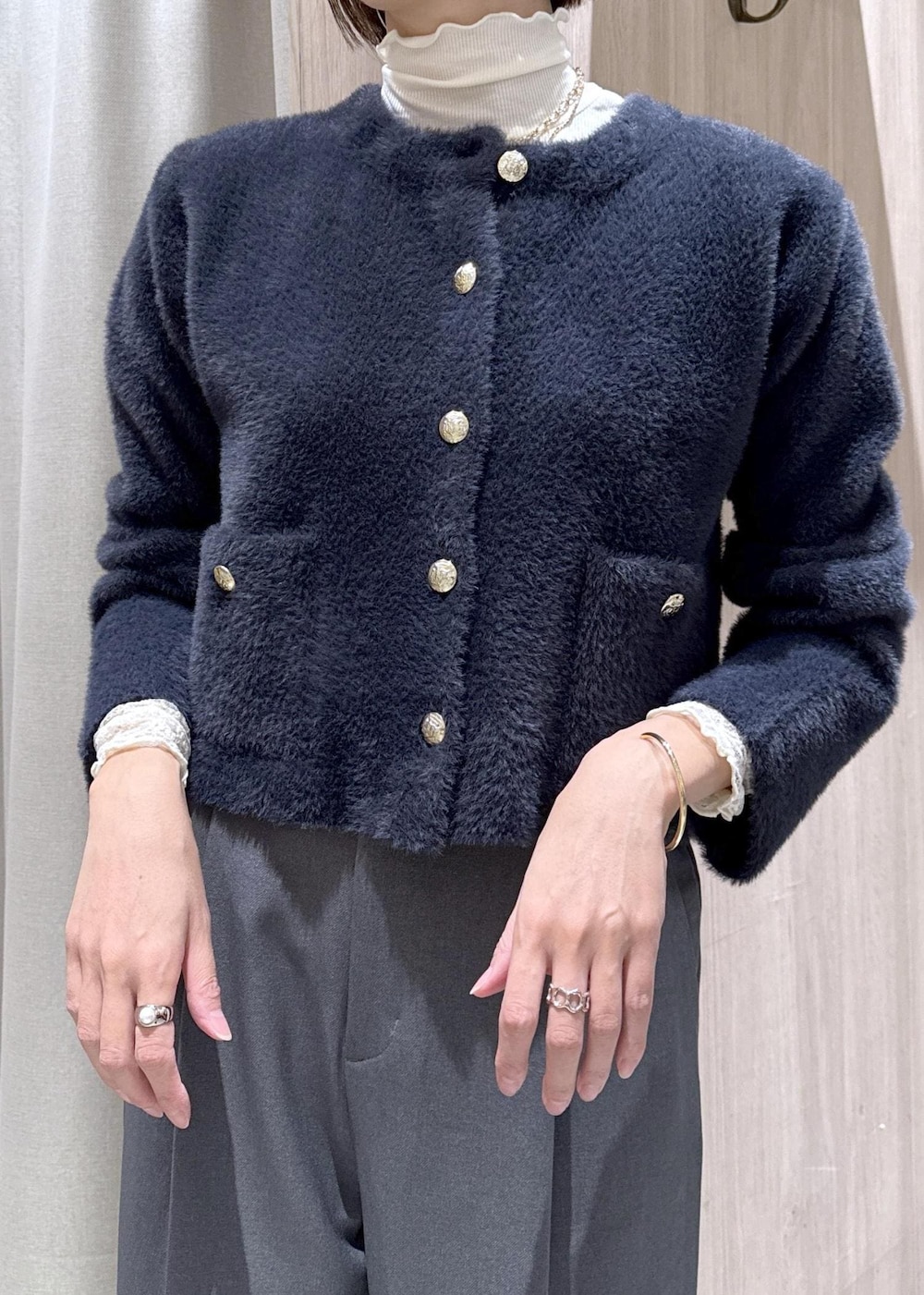 ホワイト系のショルダーバッグ、ブラック系のローファー、ブルー系のカーディガン/ボレロを着用したレディースの冬コーディネートの10枚目の写真