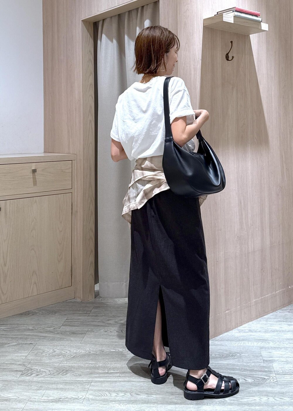 グレー系のスカート、ベージュ系のシャツ/ブラウス、ホワイト系のTシャツ/カットソーを着用したレディースの夏コーディネートの4枚目の写真