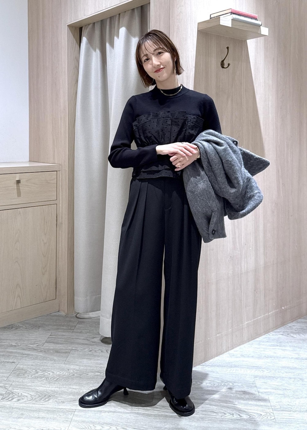 ブラック系のトートバッグ、グレー系のブルゾン、ブラック系のその他パンツを着用したレディースの秋コーディネートの6枚目の写真