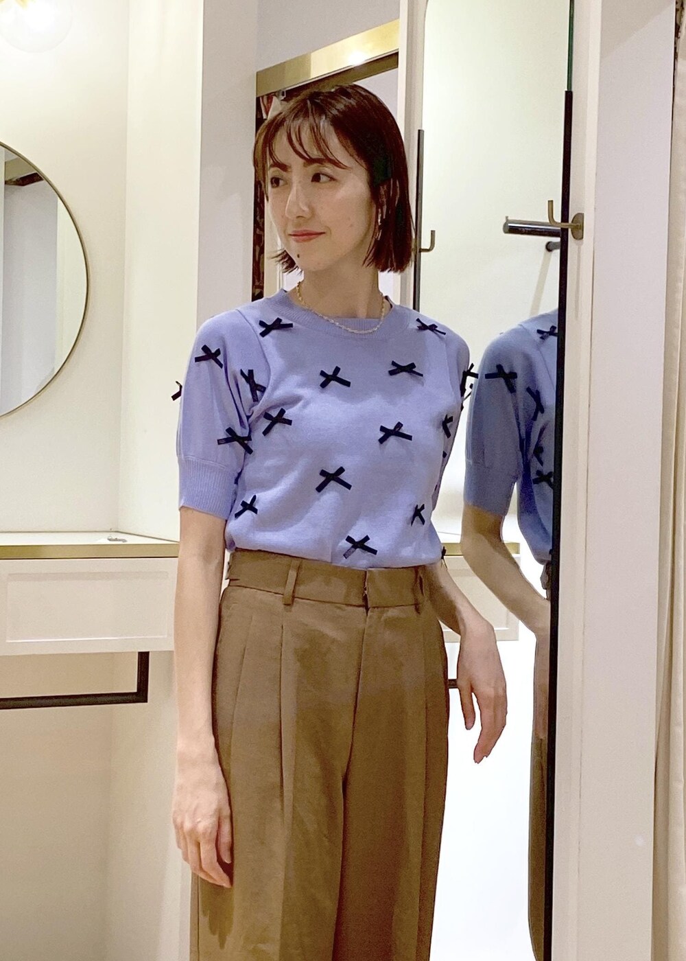 ブラック系のキャミソール、ブラック系のサンダル、ホワイト系のハンドバッグを着用したレディースの春コーディネートの4枚目の写真