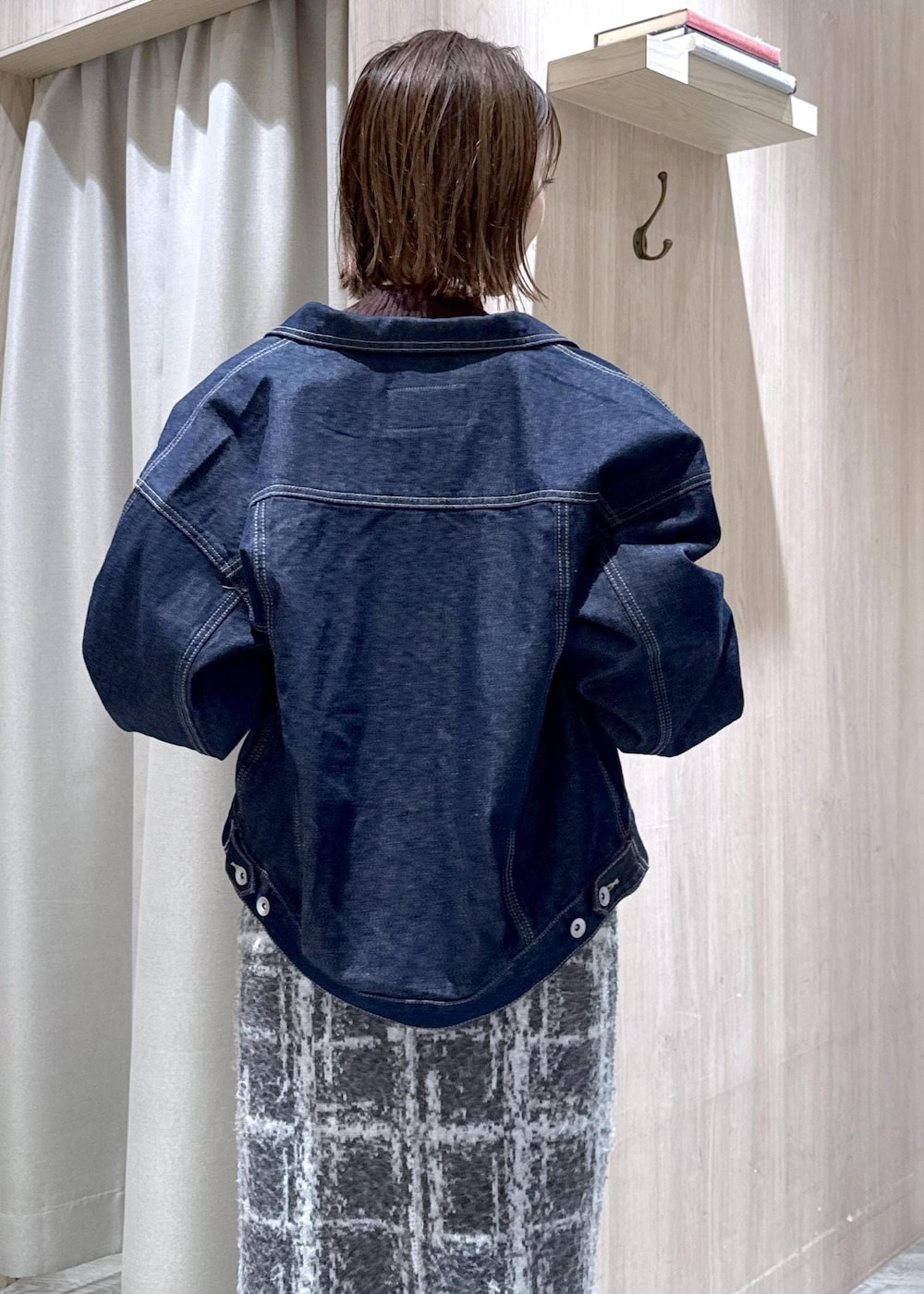 グレー系のスニーカー、グレー系のスカート、ブラウン系のニット/セーターを着用したレディースの冬コーディネートの9枚目の写真