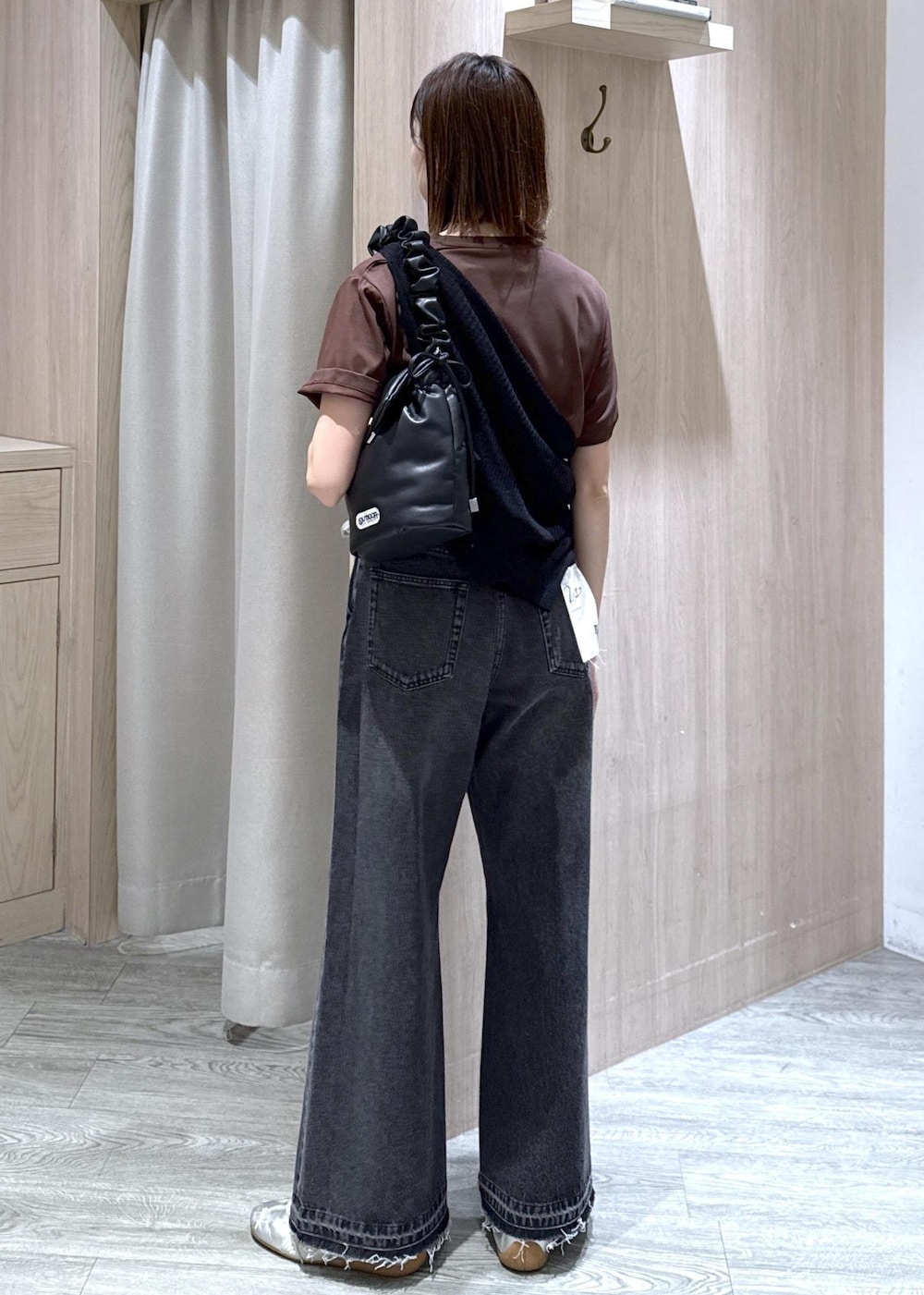 ブラック系のデニムパンツ、ブラック系のショルダーバッグ、ブラック系のカーディガン/ボレロを着用したレディースの夏コーディネートの3枚目の写真