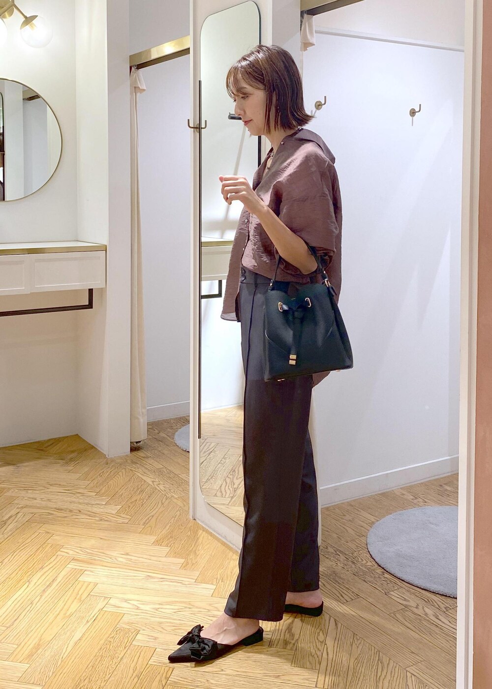 ブラック系のキャミソール、ブラウン系のシャツ/ブラウス、ブラック系のサンダルを着用したレディースの秋コーディネートの4枚目の写真