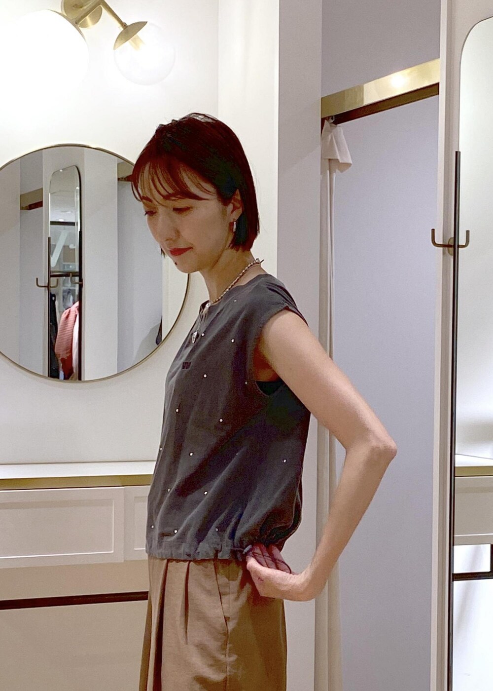 ブラック系のキャミソール、ブラック系のサンダル、ブラック系のショルダーバッグを着用したレディースの夏コーディネートの6枚目の写真