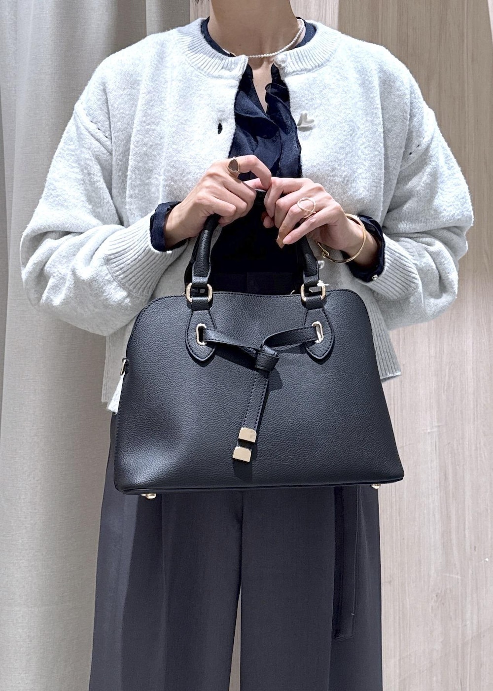 ブルー系のシャツ/ブラウス、グレー系のカーディガン/ボレロ、グレー系のその他パンツを着用したレディースの秋コーディネートの9枚目の写真