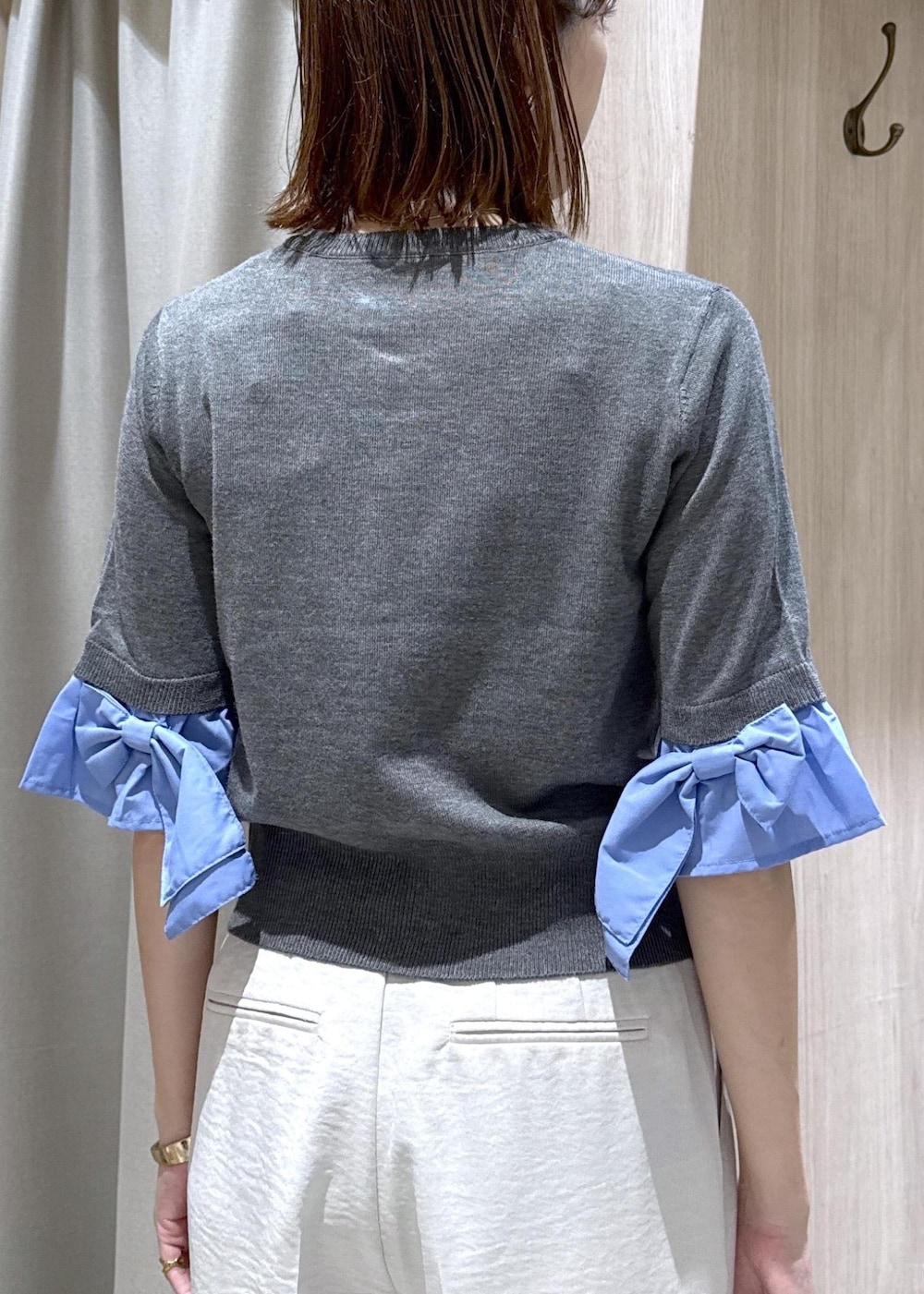 ホワイト系のその他パンツ、ブラック系のパンプス、ブラック系のショルダーバッグを着用したレディースの夏コーディネートの7枚目の写真