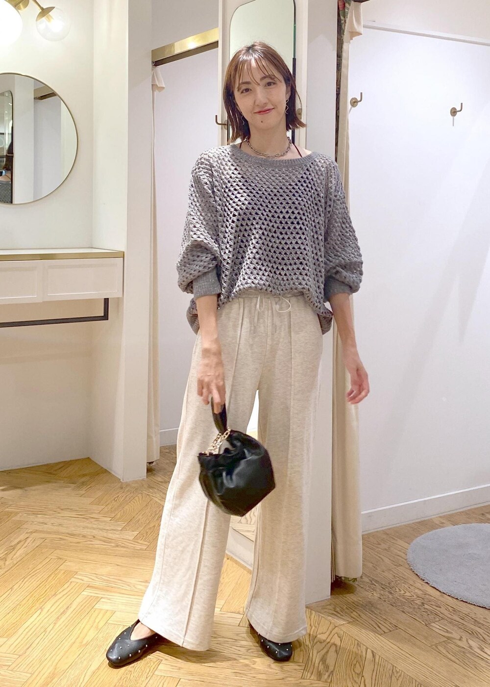 ホワイト系のその他パンツ、グレー系のニット/セーター、ブラック系のハンドバッグを着用したレディースの秋コーディネートの9枚目の写真