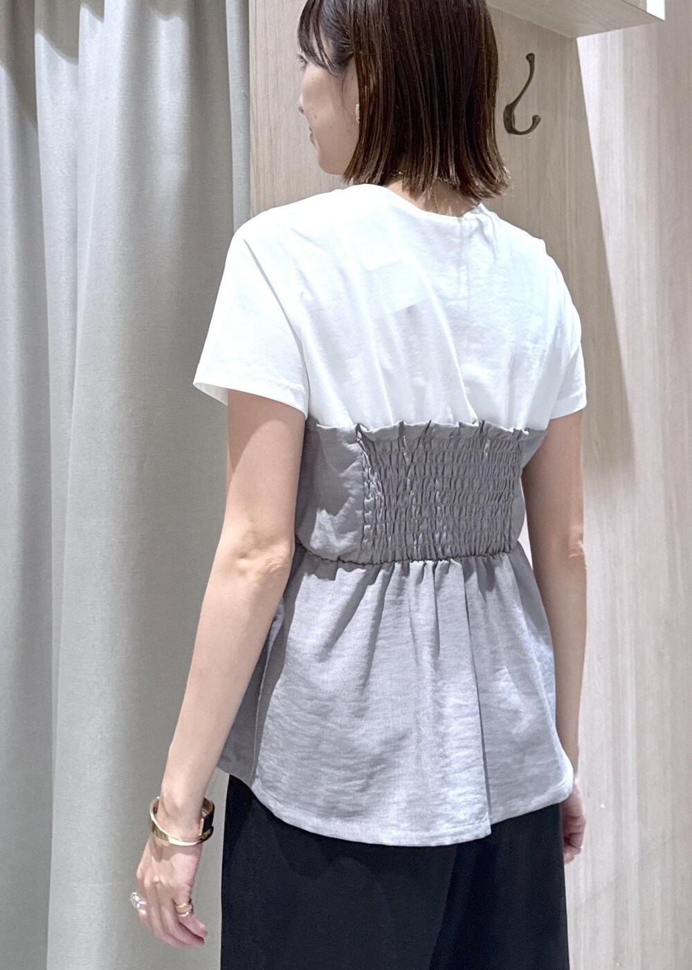 グレー系のTシャツ/カットソー、ブラック系のショルダーバッグ、ブラック系のその他パンツを着用したレディースの夏コーディネートの8枚目の写真