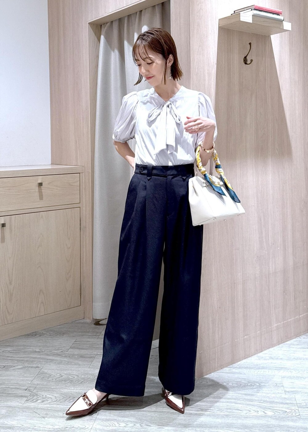 ブラウン系のパンプス、グレー系のシャツ/ブラウス、ブルー系のその他パンツを着用したレディースの春コーディネートの9枚目の写真