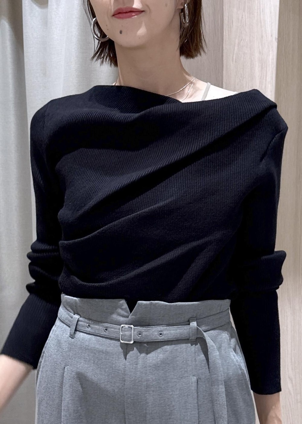 ブラック系のトートバッグ、グレー系のその他パンツ、ブラック系のニット/セーターを着用したレディースの冬コーディネートの6枚目の写真