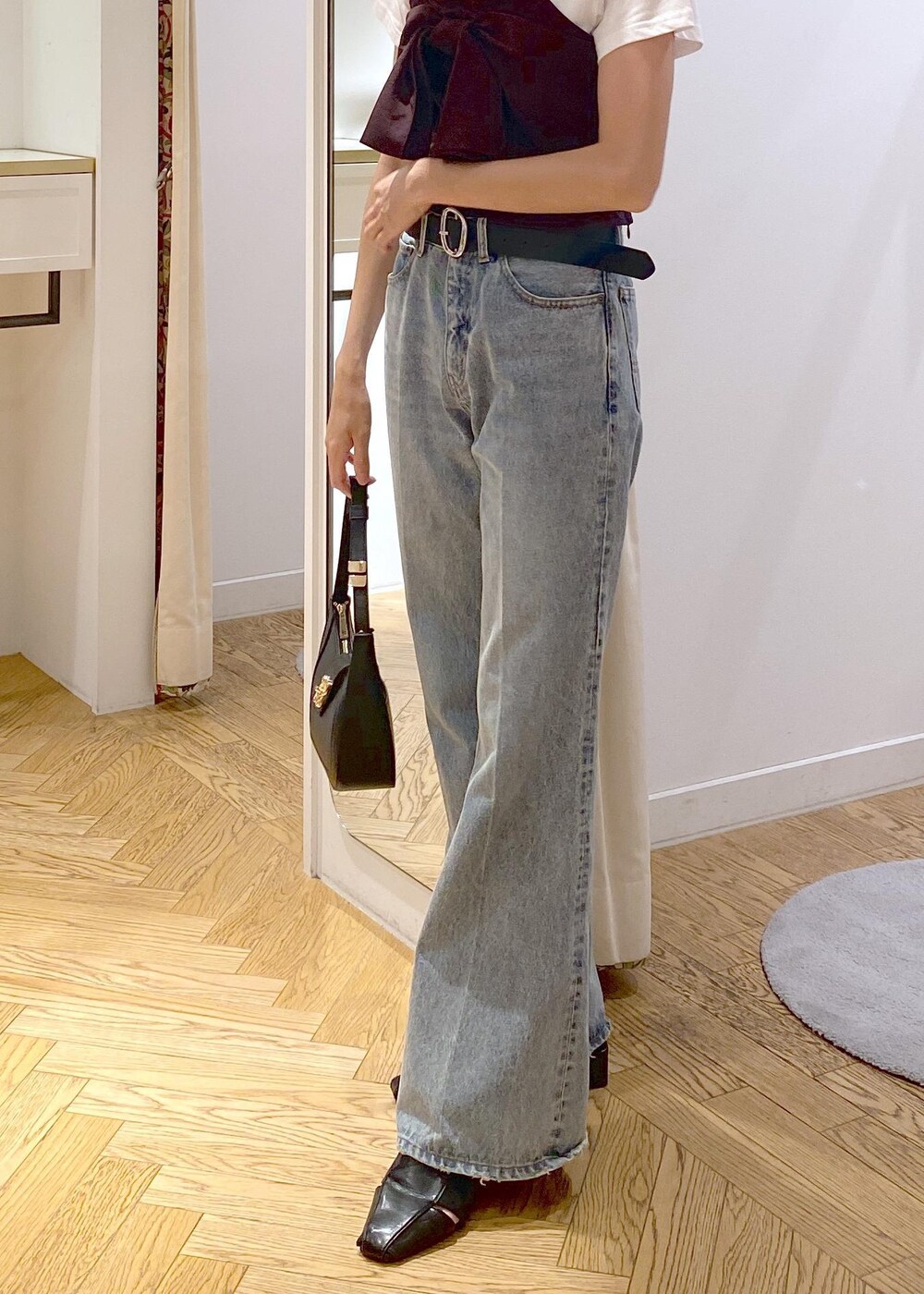 ブラック系のサンダル、ブラウン系のTシャツ/カットソー、ブルー系のデニムパンツを着用したレディースの夏コーディネートの6枚目の写真