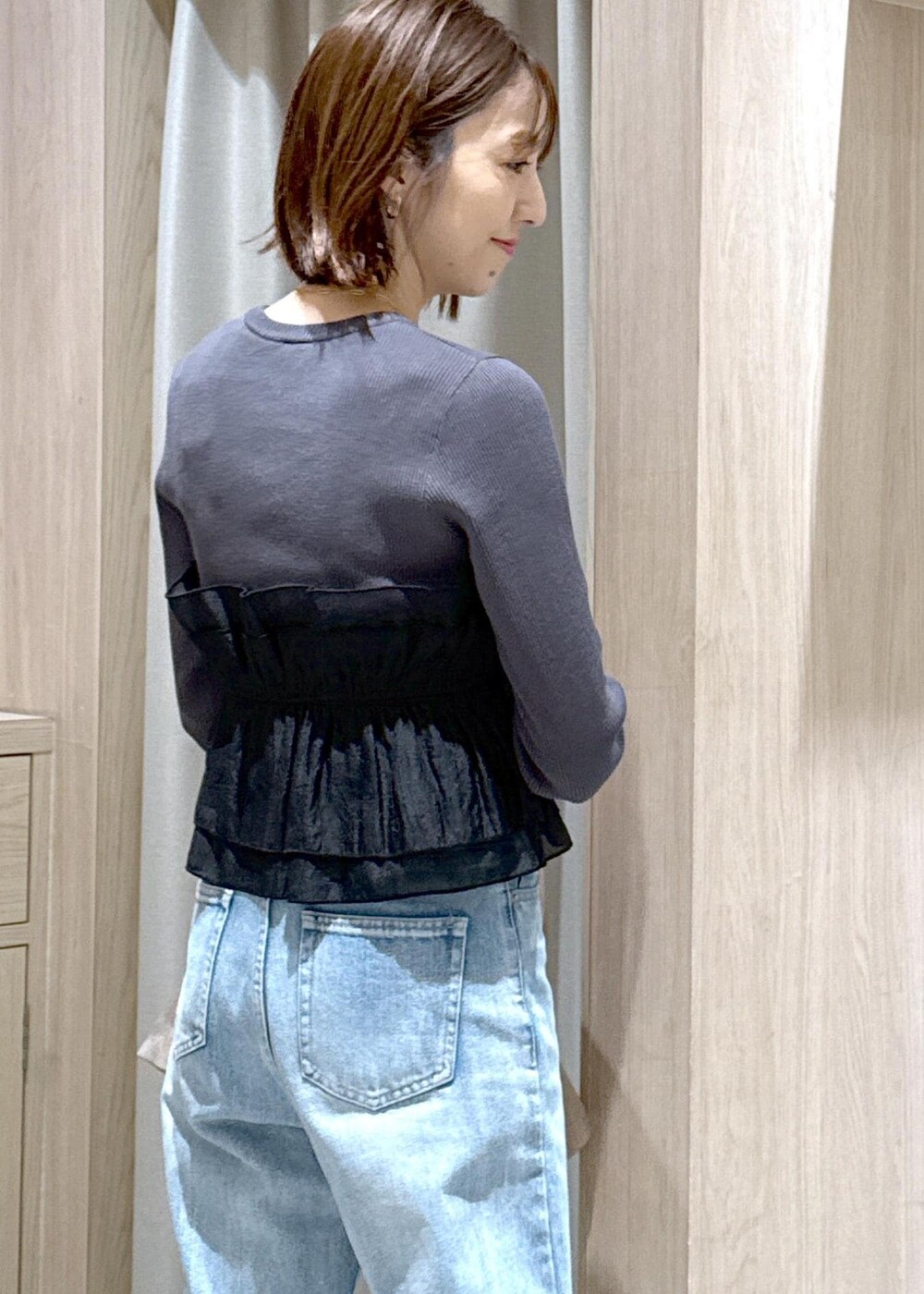 ブラック系のショルダーバッグ、ブルー系のデニムパンツ、イエロー系のテーラードジャケットを着用したレディースの春コーディネートの10枚目の写真