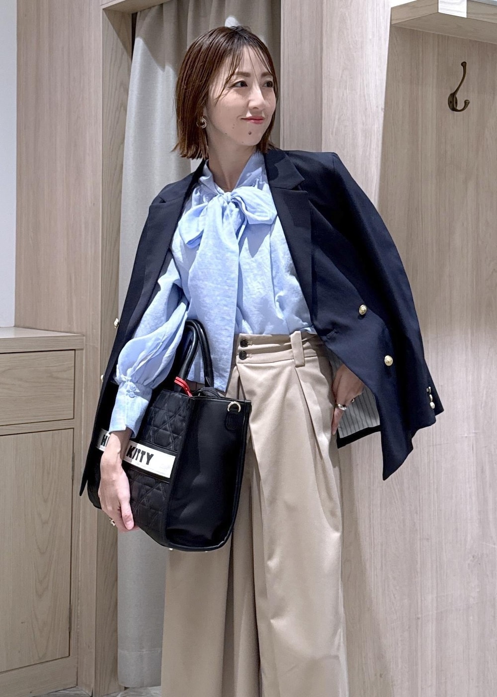 ブルー系のテーラードジャケット、ブルー系のシャツ/ブラウス、ベージュ系のその他パンツを着用したレディースの冬コーディネートの3枚目の写真