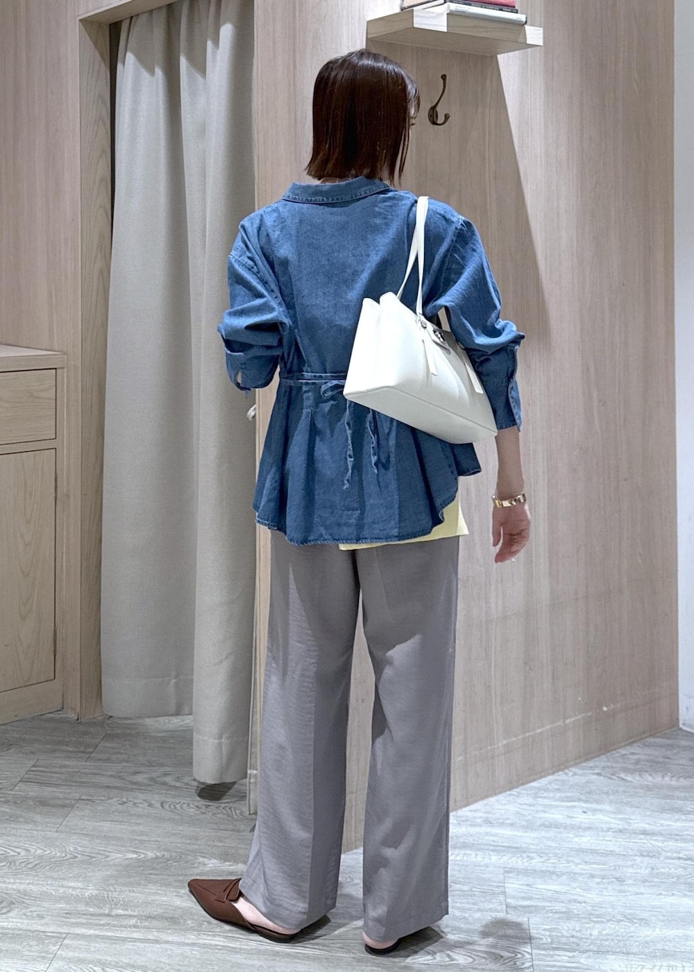 グレー系のその他パンツ、イエロー系のカーディガン/ボレロ、ブルー系のシャツ/ブラウスを着用したレディースの春コーディネートの3枚目の写真