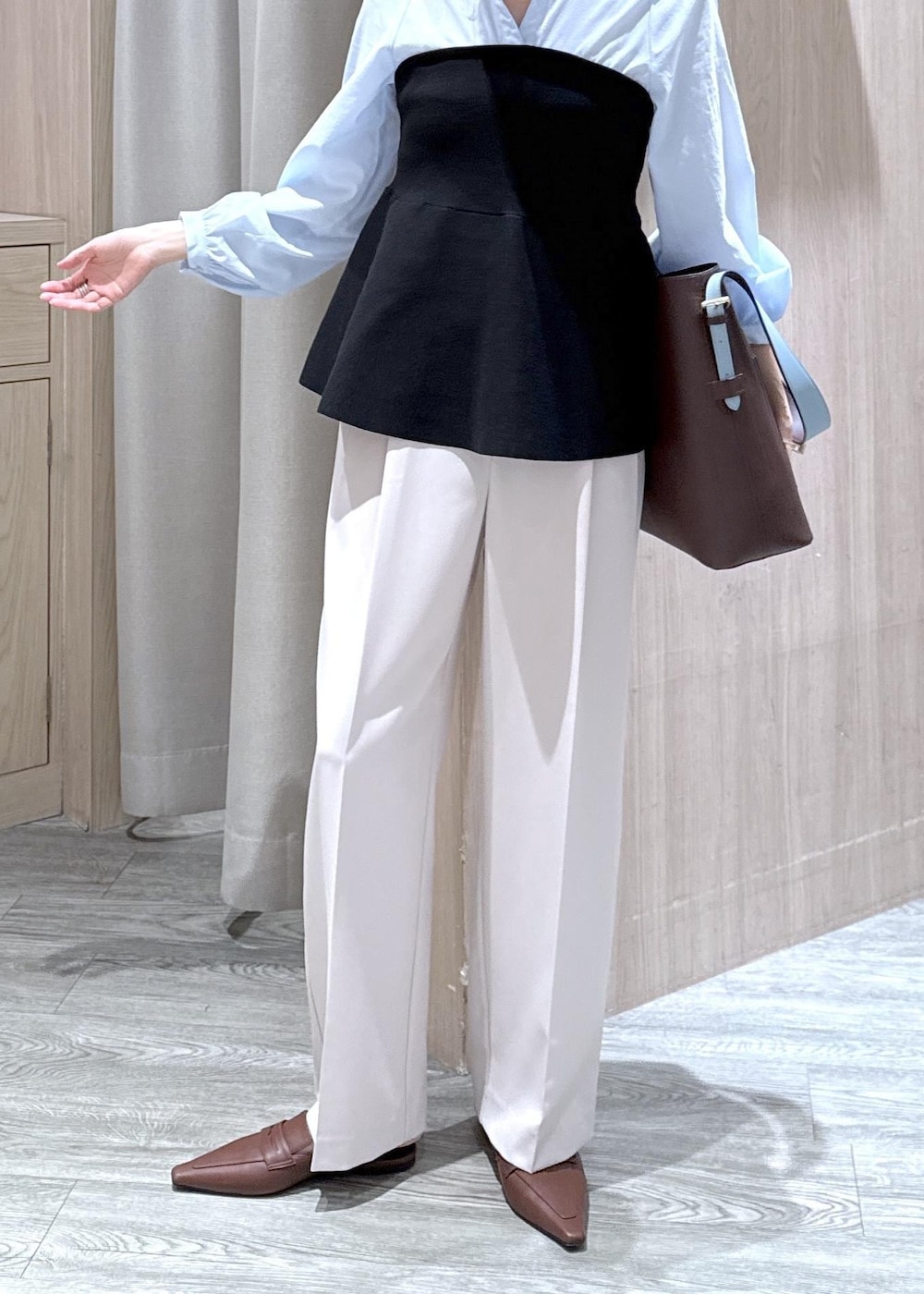 ブラウン系のトートバッグ、ベージュ系のその他パンツ、ブラック系のシャツ/ブラウスを着用したレディースの春コーディネートの4枚目の写真