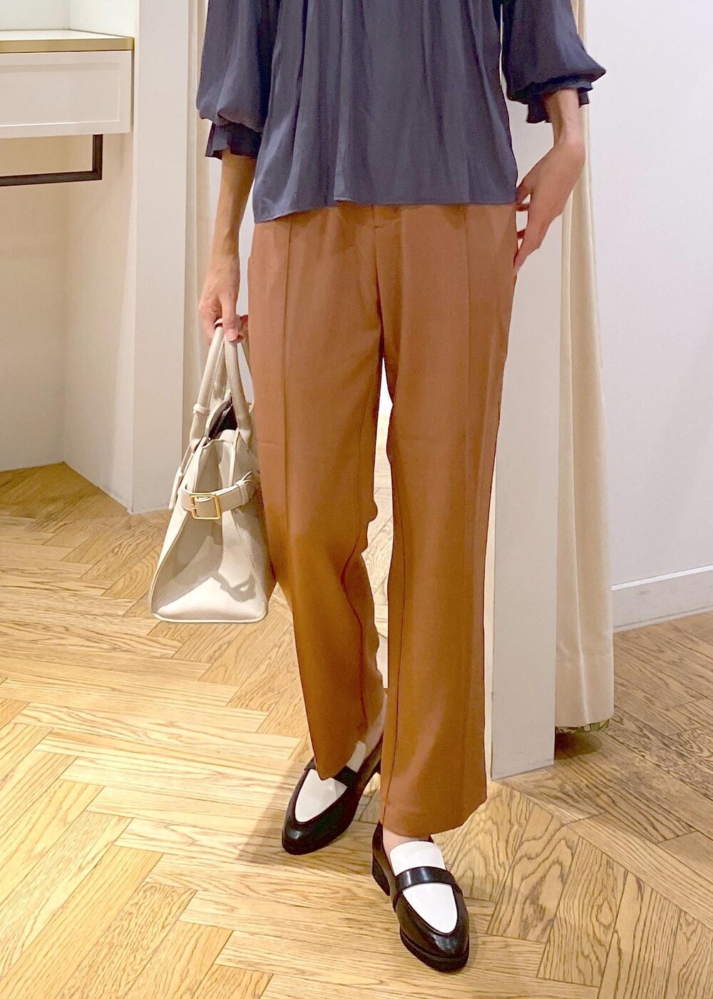 ブラック系のローファー、グレー系のシャツ/ブラウス、イエロー系のスラックスを着用したレディースの秋コーディネートの5枚目の写真