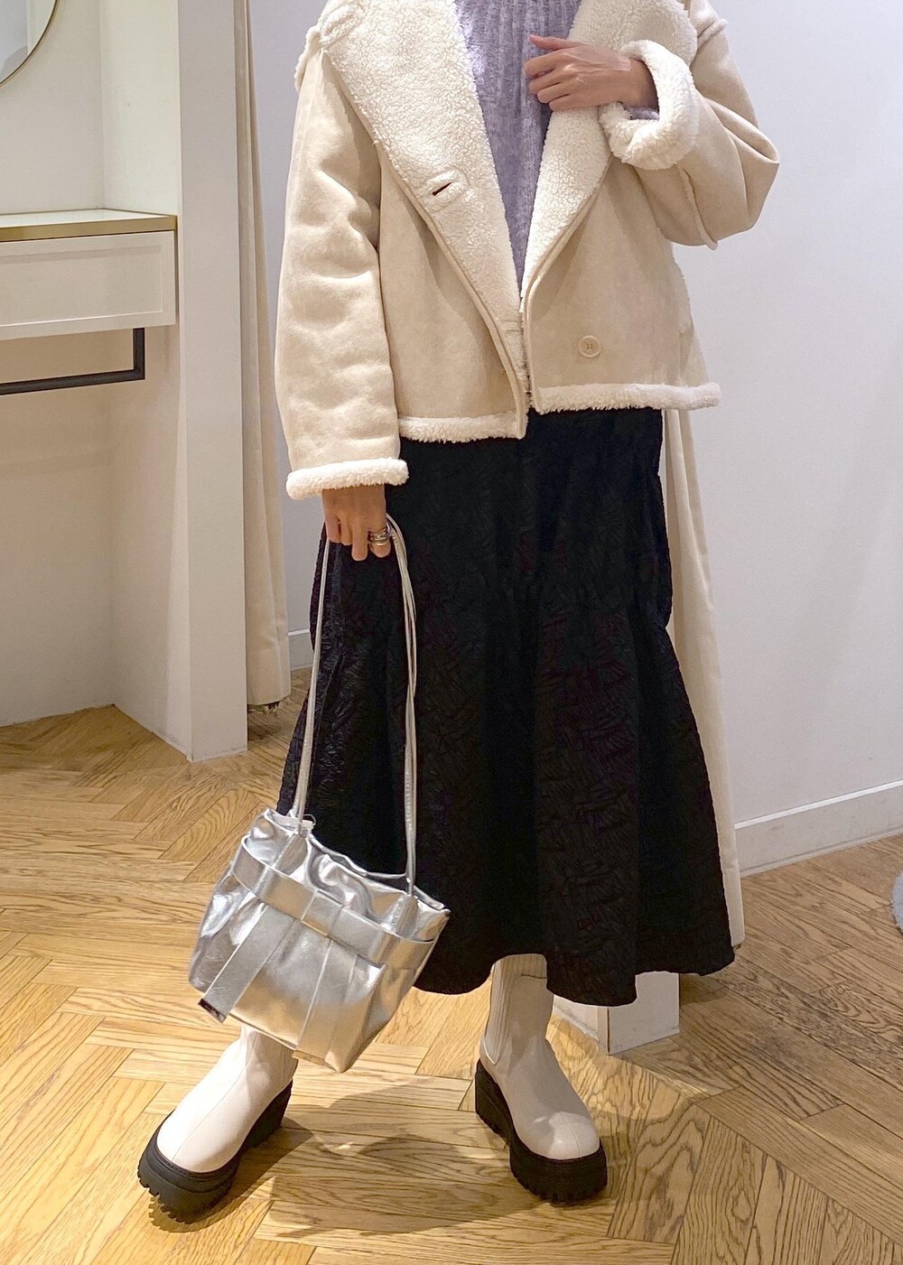 「大人シンプル、キレイめカジュアル、キレイめシンプル、カラーニット、ムートン、ムートンコート、羽織り、アウター、お出かけ、ニットコーデ、初冬コーデ、冬コーデ、デートコーデ、お出かけコーデ、旅行コーデ」｜「Juzeのタンクソールサイドニットブーツ（ブーツ、ホワイト系）」を使った、eric08さん（レディース・166cm）の冬コーディネートの5枚目の写真