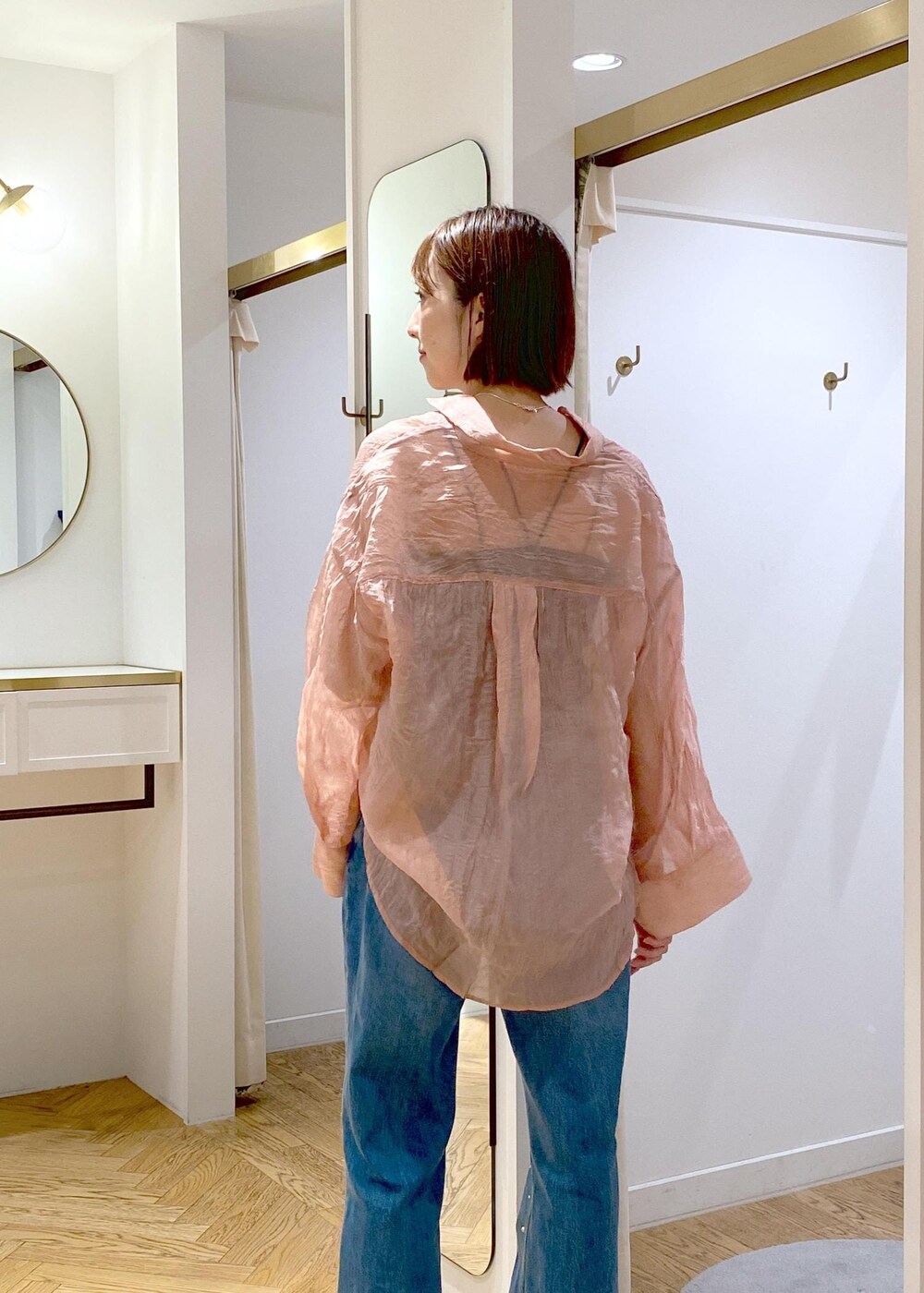 シルバー系のパンプス、ブラック系のキャミソール、シルバー系のハンドバッグを着用したレディースの夏コーディネートの7枚目の写真