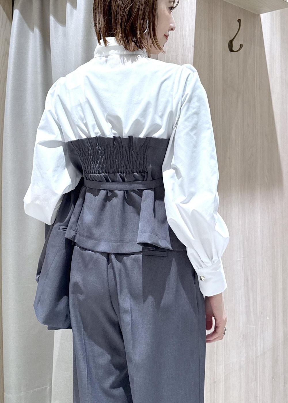 ブラック系のパンプス、グレー系のシャツ/ブラウス、グレー系のその他パンツを着用したレディースの冬コーディネートの7枚目の写真