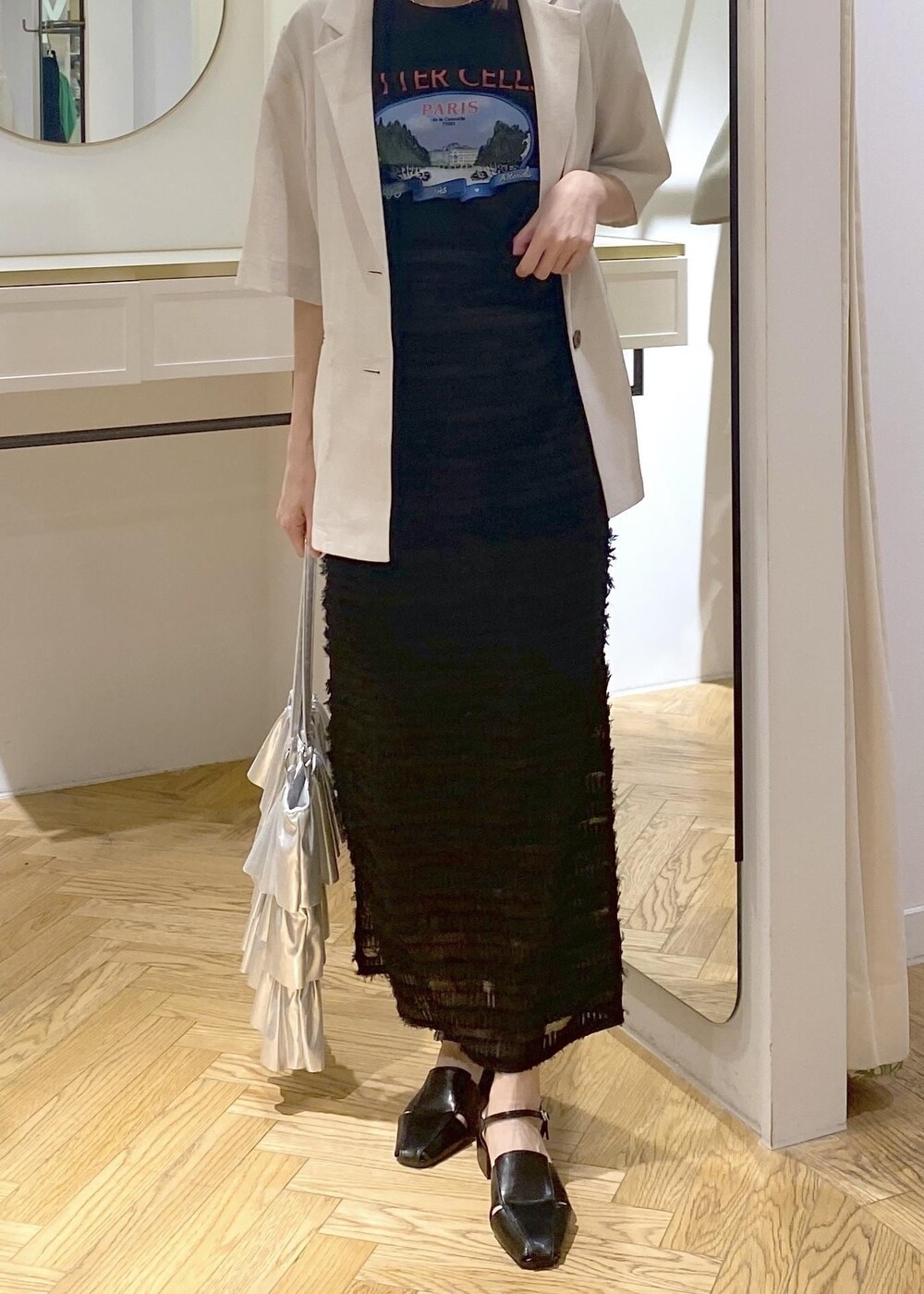 ブラック系のサンダル、ブラック系のTシャツ/カットソー、シルバー系のトートバッグを着用したレディースの夏コーディネートの5枚目の写真