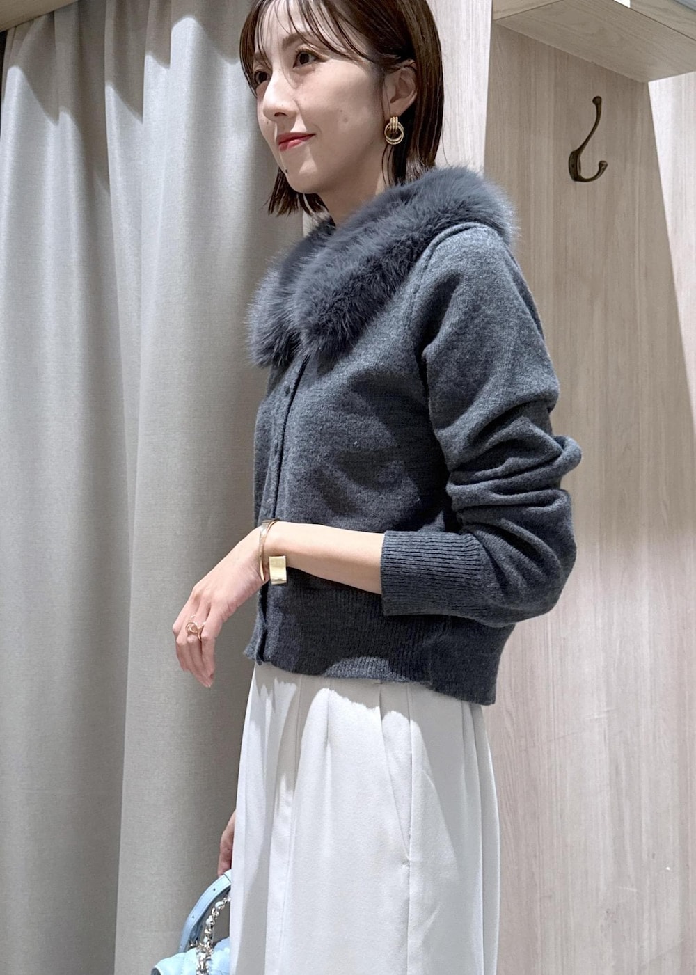 シルバー系のパンプス、ホワイト系のキャミソール、ホワイト系のスカートを着用したレディースの冬コーディネートの5枚目の写真