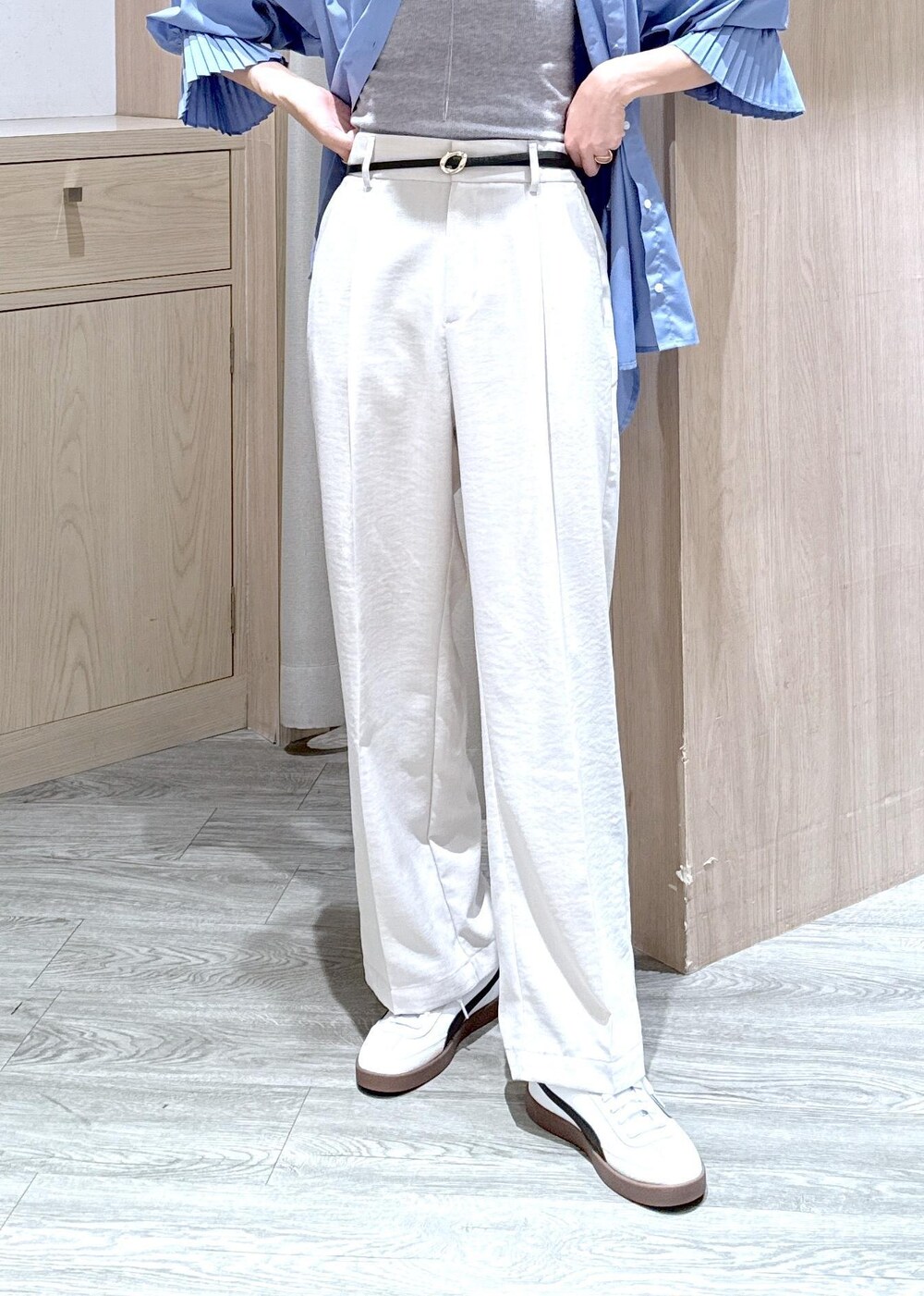 グレー系のタンクトップ、ブルー系のシャツ/ブラウス、ブラック系のショルダーバッグを着用したレディースの春コーディネートの7枚目の写真