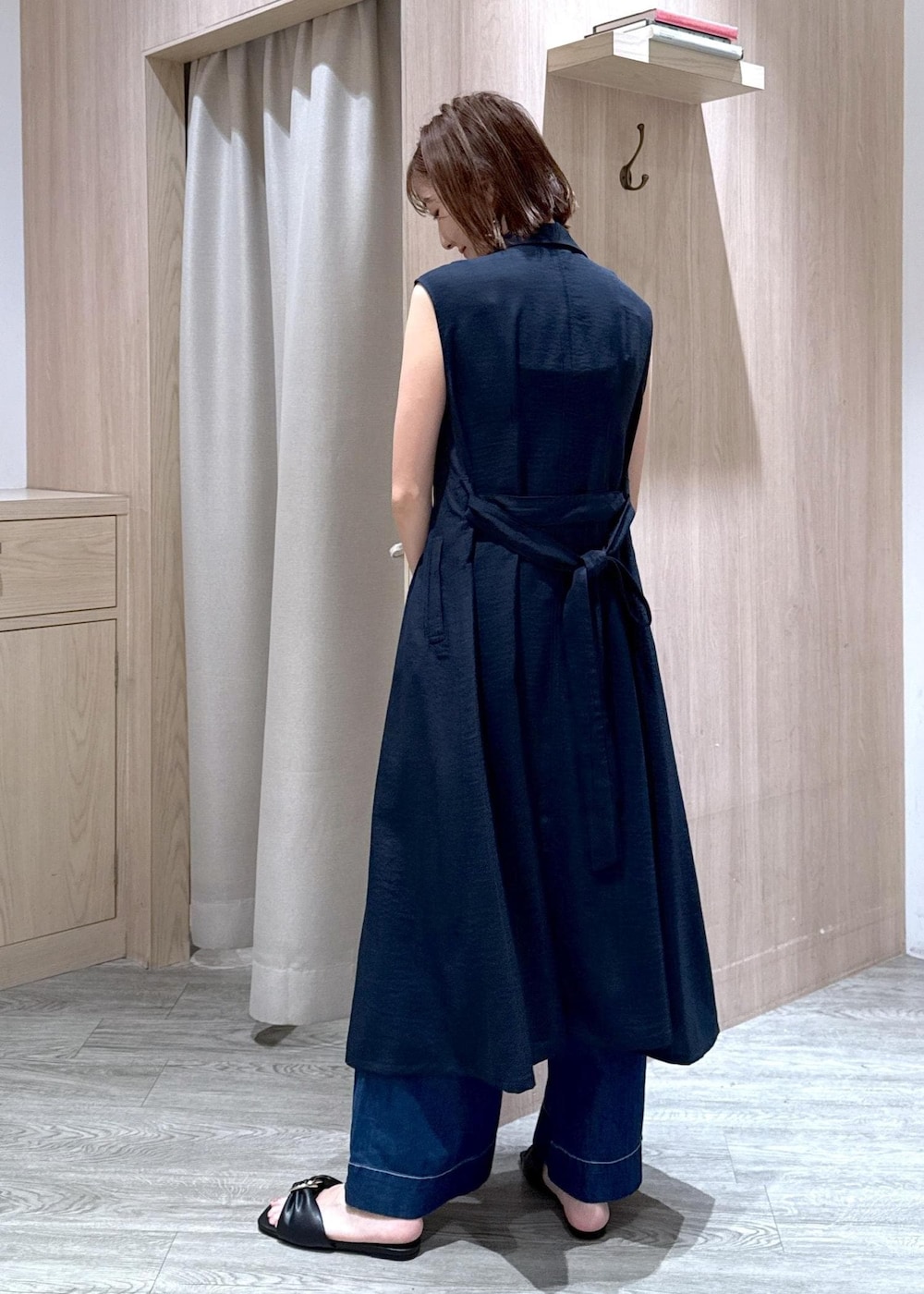 ベージュ系のキャミソール、ブルー系のデニムパンツ、ブルー系のワンピースを着用したレディースの夏コーディネートの4枚目の写真