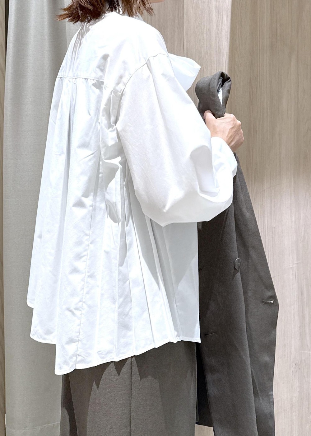 ブラック系のパンプス、ホワイト系のシャツ/ブラウス、グリーン系のその他パンツを着用したレディースの秋コーディネートの7枚目の写真