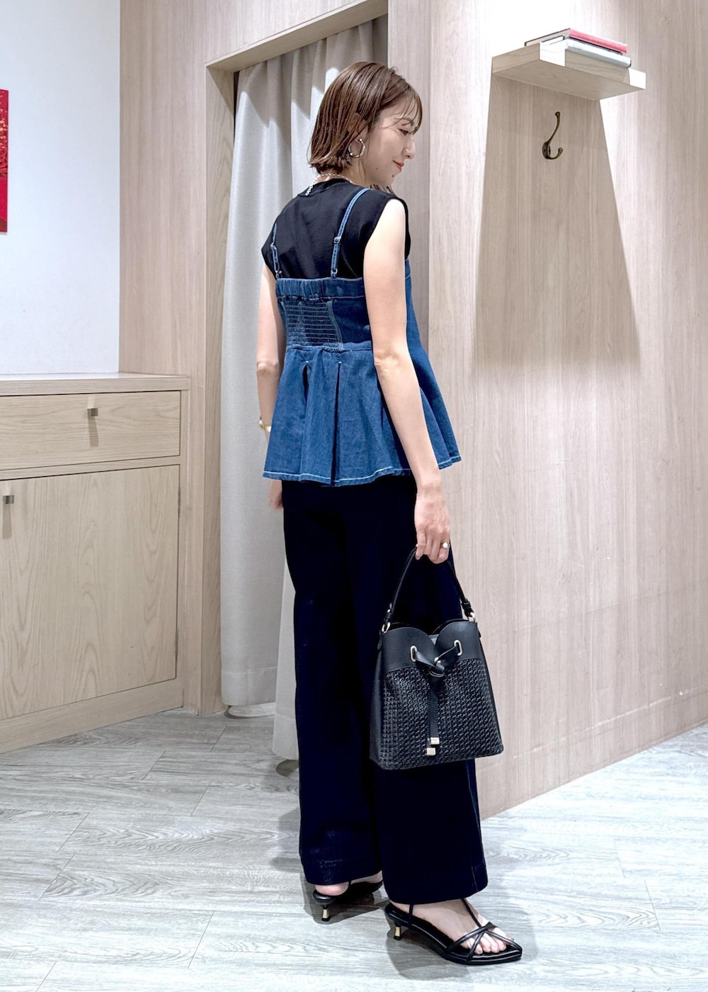 ブラック系のサンダル、ブルー系のキャミソール、ブラック系のニット/セーターを着用したレディースの春コーディネートの3枚目の写真