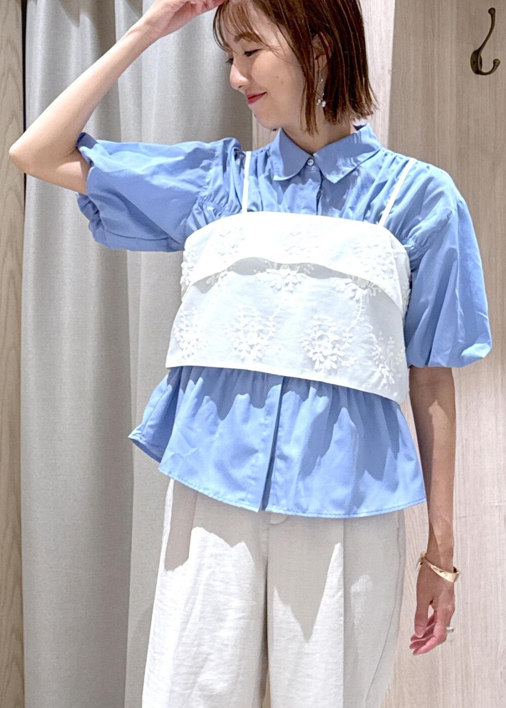 シルバー系のパンプス、ホワイト系のキャミソール、ブルー系のシャツ/ブラウスを着用したレディースの夏コーディネートの7枚目の写真